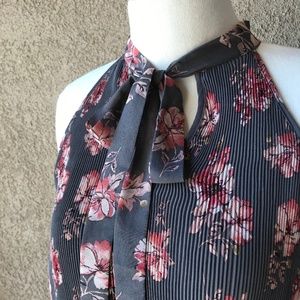 Beautiful bow tie top. 🎉🦋